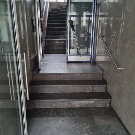 Monteurwohnung Mit Balkon Und 4-zimmern Appartamento