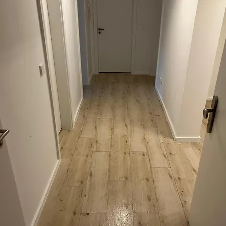 Monteurwohnung Mit Balkon Und 4-zimmern *