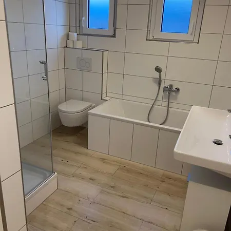 Monteurwohnung Mit Balkon Und 4-zimmern Appartamento