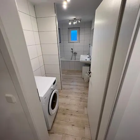 Appartamento Monteurwohnung Mit Balkon Und 4-zimmern *